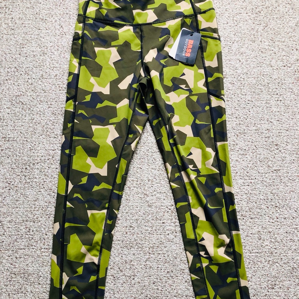 New Bass Outdoor Camo Leggings.  Size M.